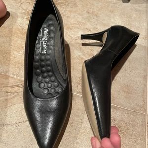 New black pointed toe heels